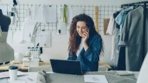 בעל עסק קטן עובד על מחשב נייד בסטודיו שלו – E-E-A-T לעסקים קטנים